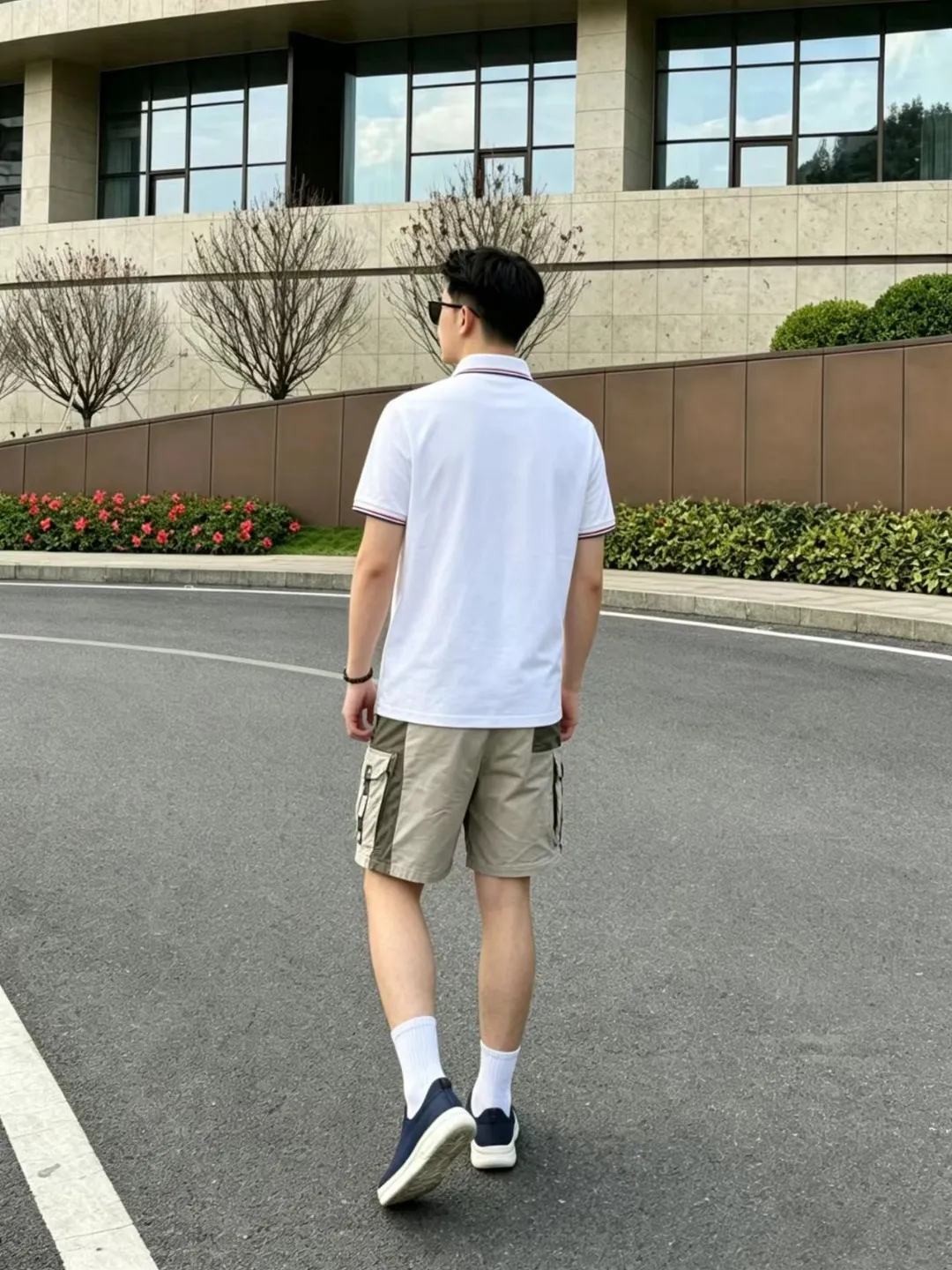 √